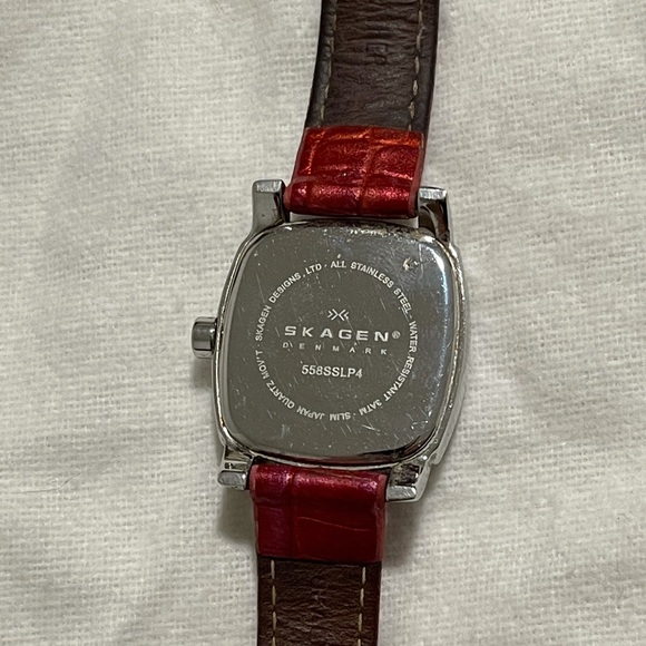 Skagen watch with pink leather band - Picture 5 of 8